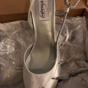 Dyeables White Satin Shoes in size 9 New In Box